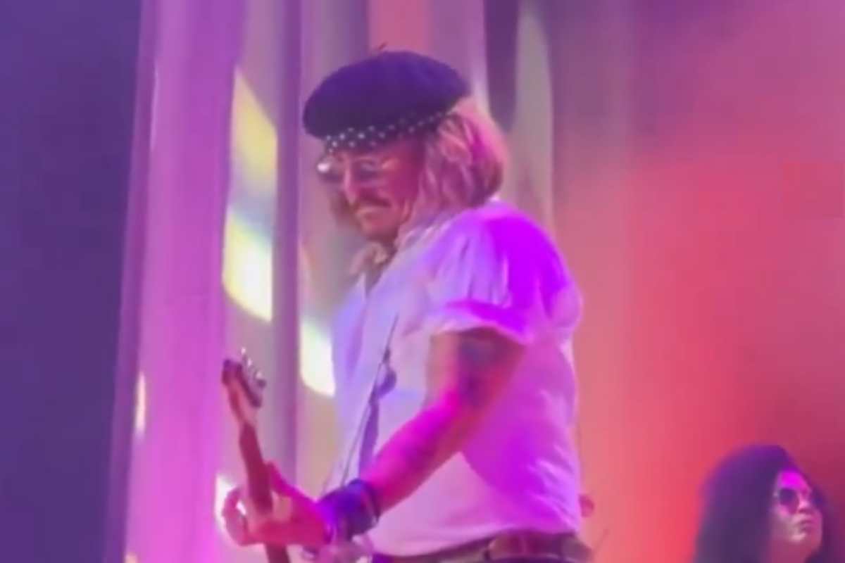Johnny Depp tocando guitarra em show de Jeff Beck