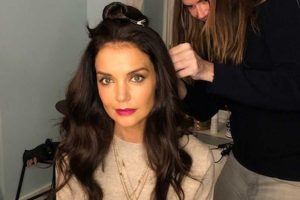 Katie Holmes arrumando o cabelo