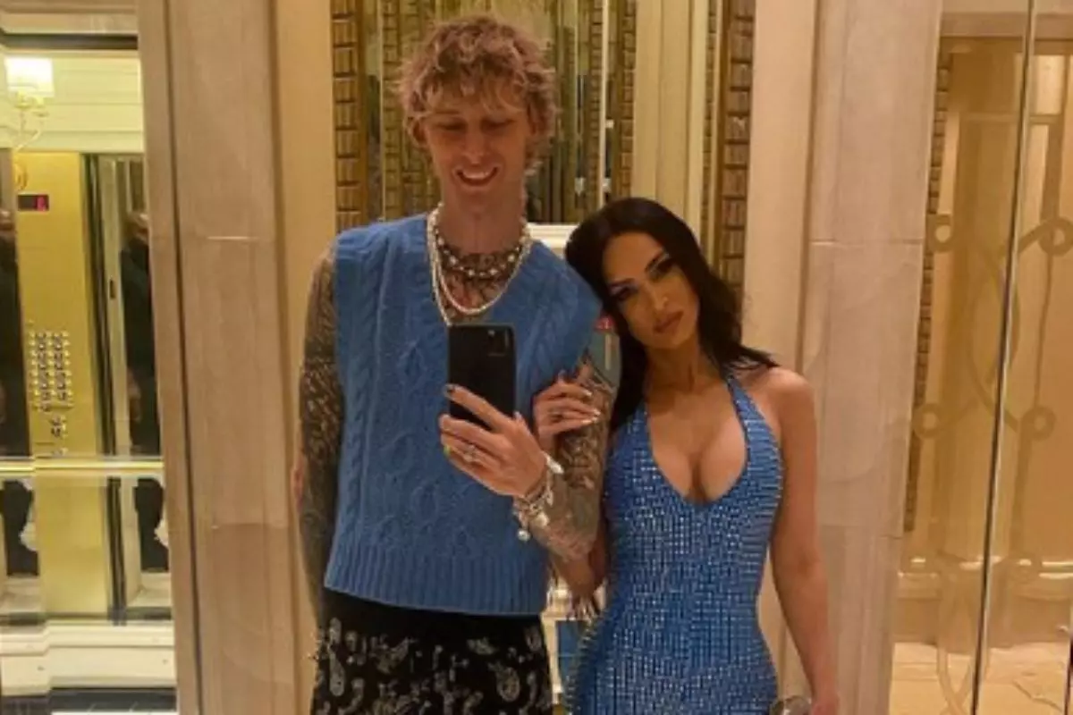 machine gun kelly e megan fox posando com look azul