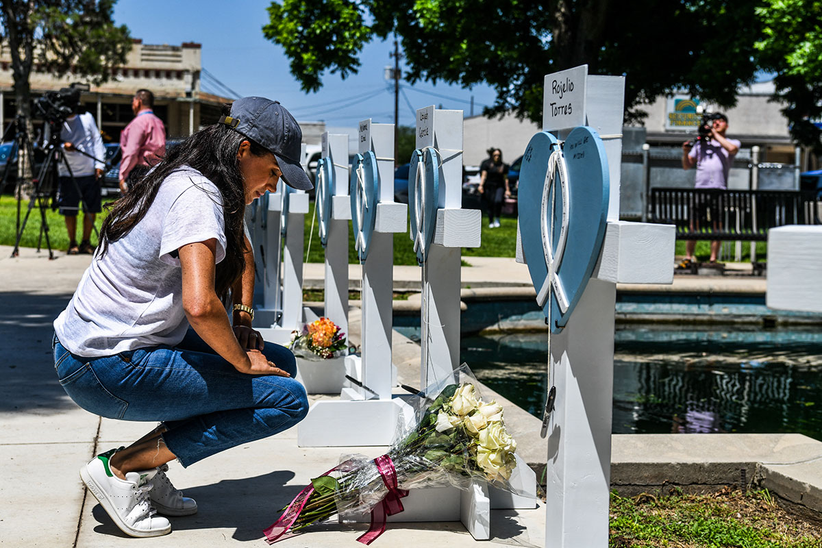 Meghan Markle em memorial para vítimas do massacre no Texas