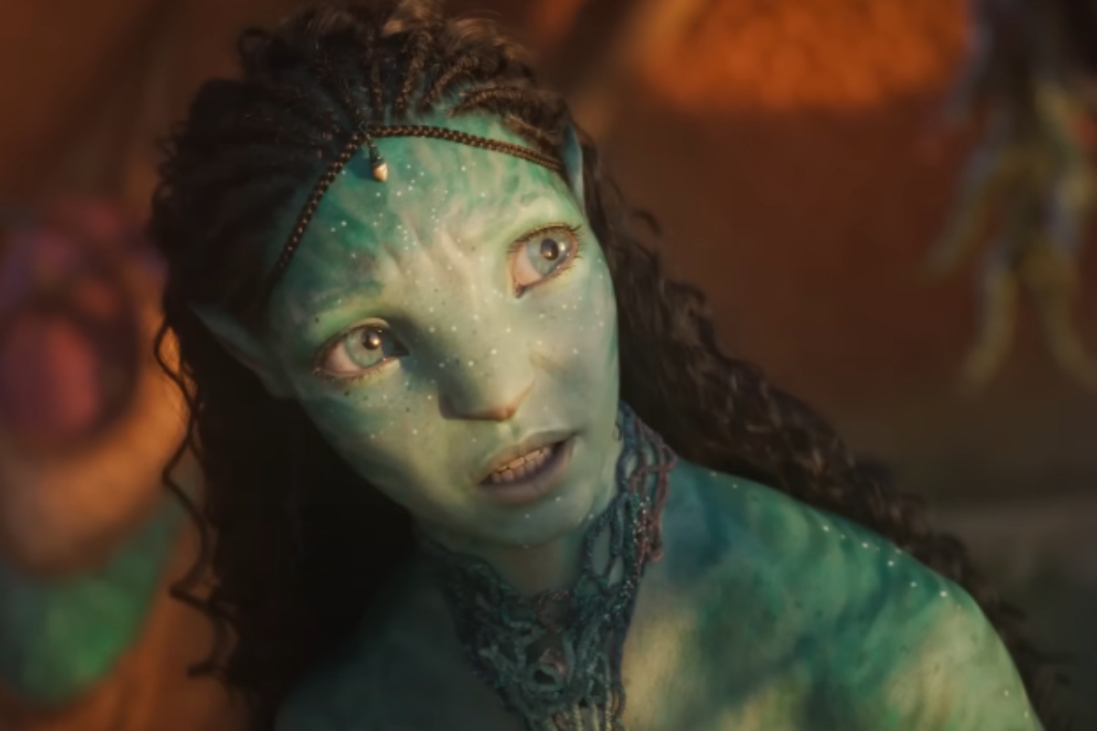 Neytiri (Zoe Saldaña) assustada em Avatar: O Caminho da água