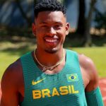 Paulo André com camiseta de atletismo do Brasil