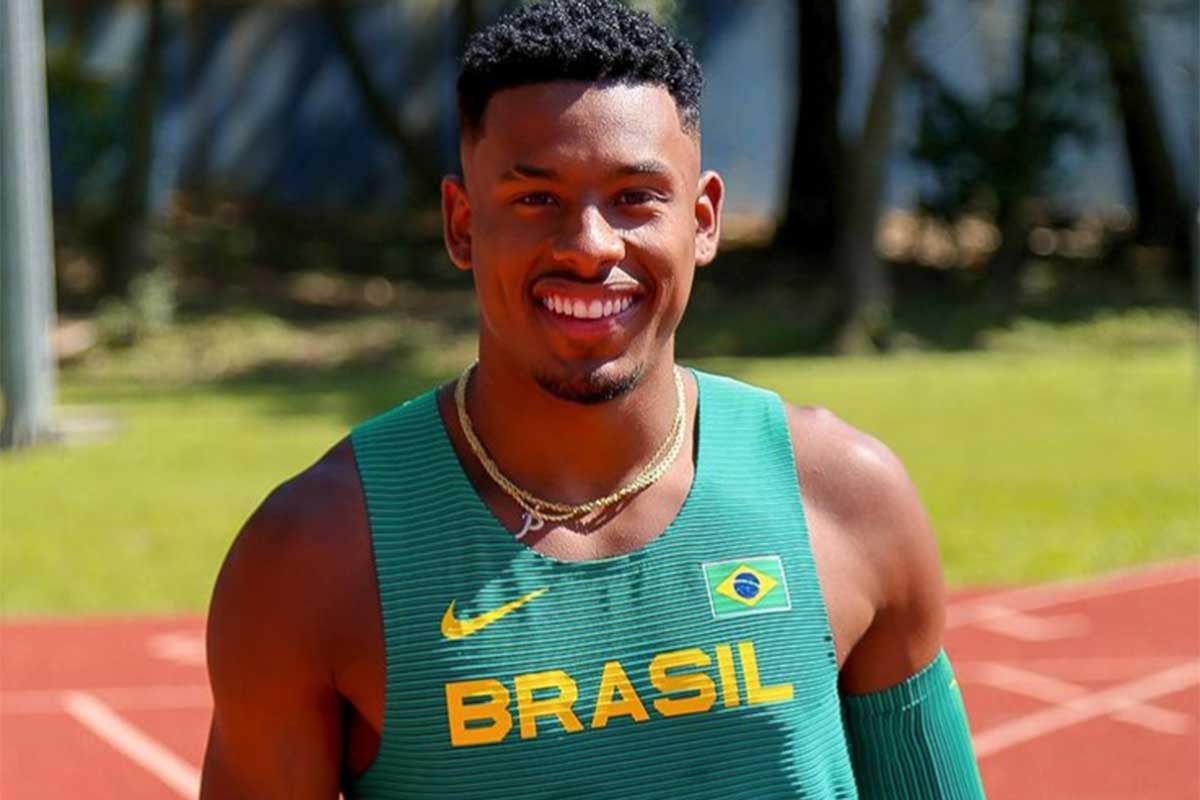 Paulo André com camiseta de atletismo do Brasil