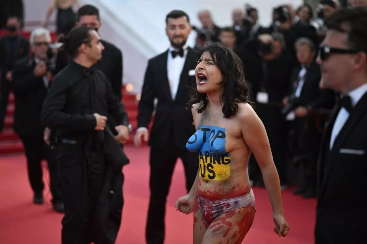 Festival de Cannes: Mulher surge nua em protesto