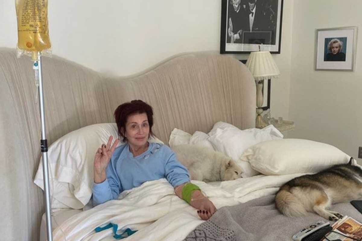Sharon Osbourne na cama com Covid