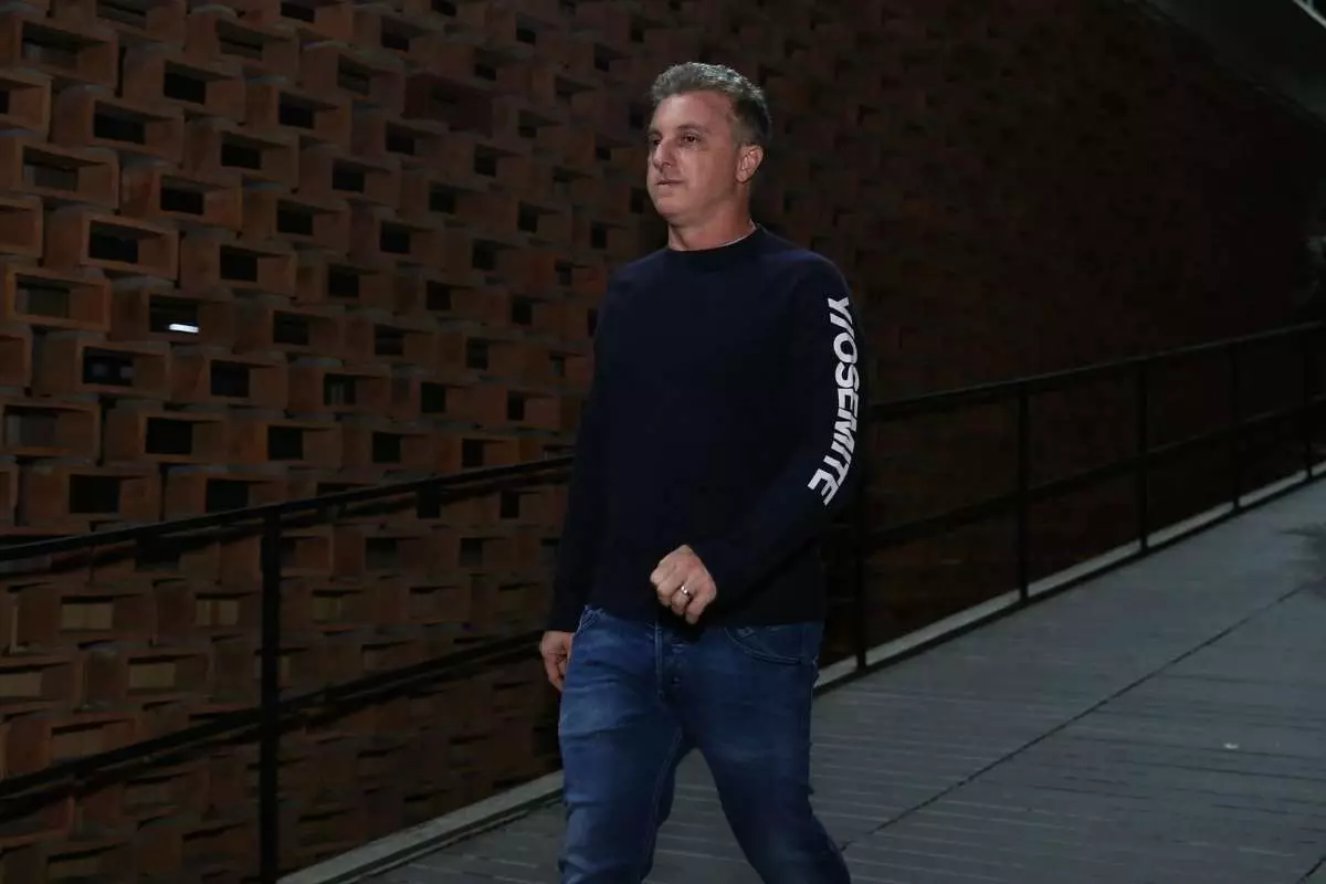 Luciano Huck e mais famosos se despedem de Breno Silveira. Foto: Roberto Filho/Brazil News