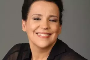 "A vida é um dia de cada vez", diz Ana Beatriz Nogueira recuperada do câncer