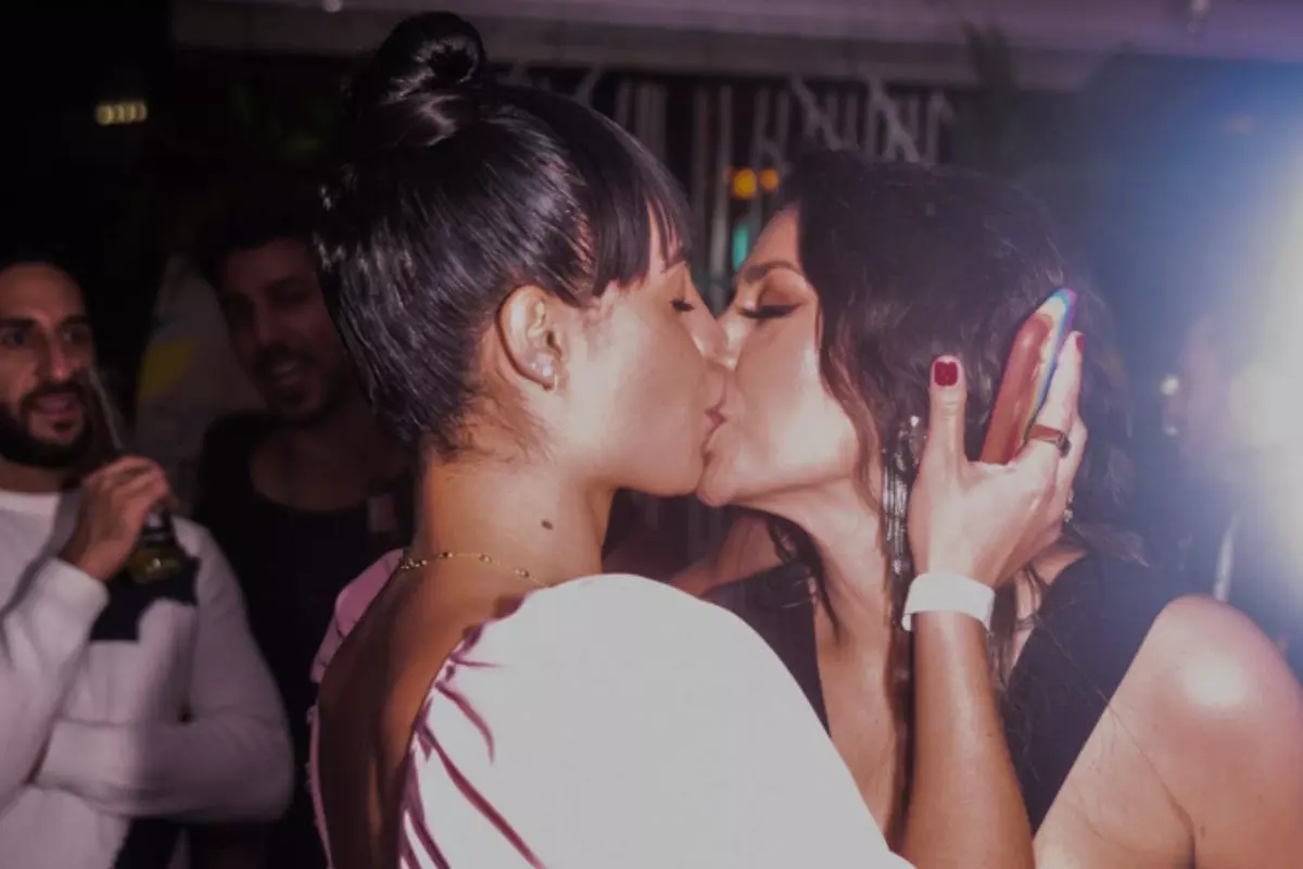 Aline Mineiro e Bruna Louise se beijando