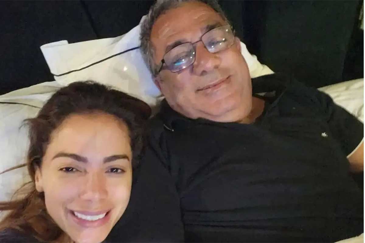 Anitta e seu pai, Mauro, deitados na cama