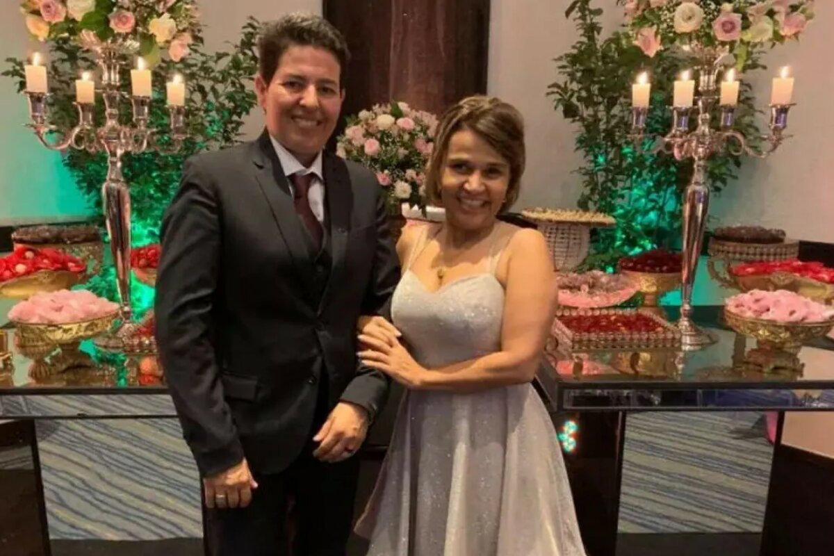 Adriane Bonato e Claudia Rodrigues vestidas de noivos