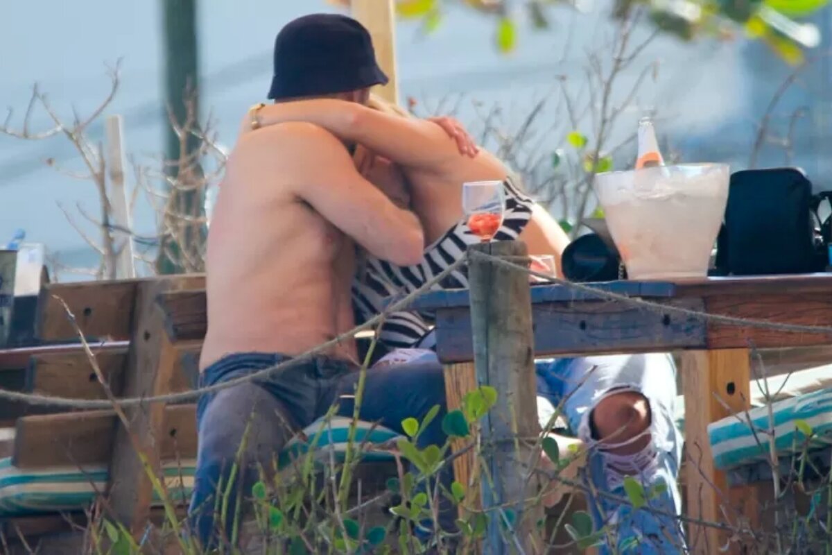 Diego Hypolito sem camisa beija loira na praia