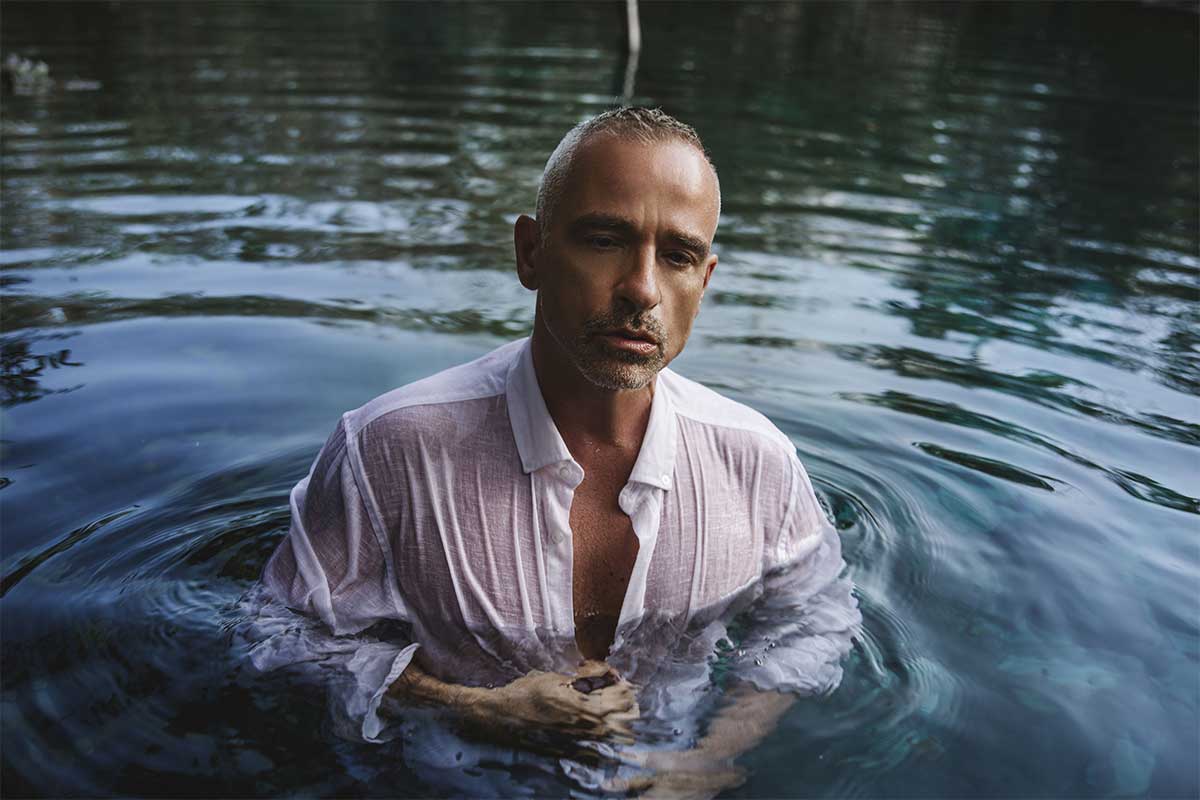 Eros Ramazzotti dentro de um rio
