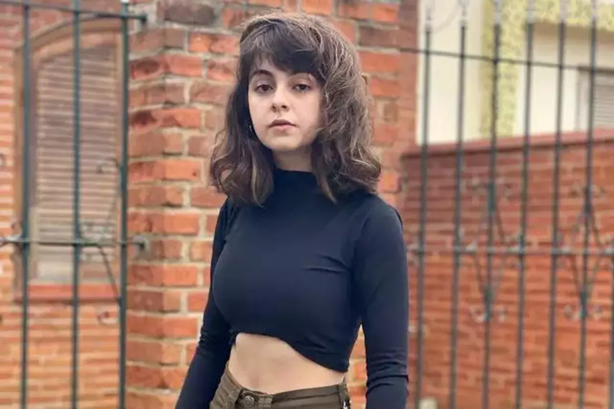 Klara Castanho de cropped preto de manga comprida, barriga de fora