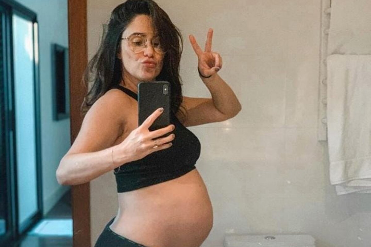Fernanda Vasconcellos exibe barriga de 8 meses de gravidez