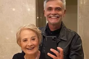 Gloria Menezes e Tarcísio Filho em foto no espelho
