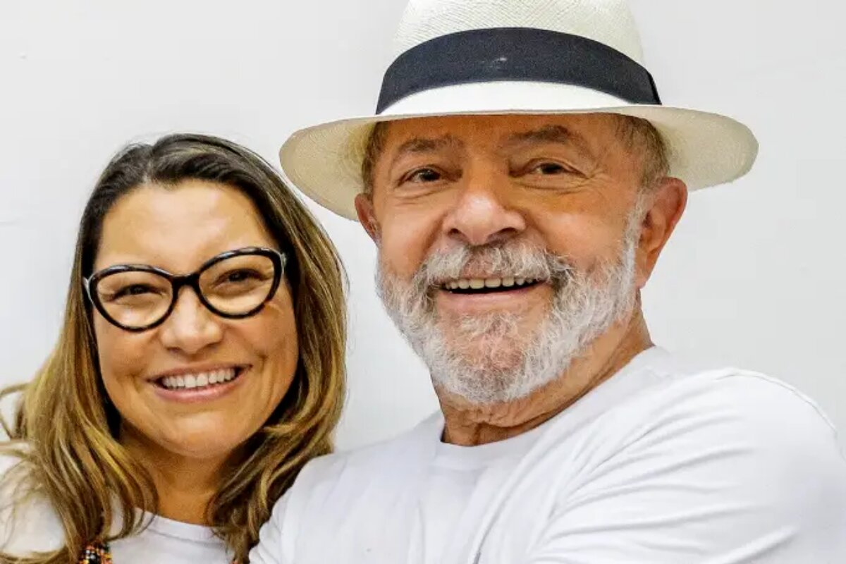 Janja e Lula de branco, sorridentes