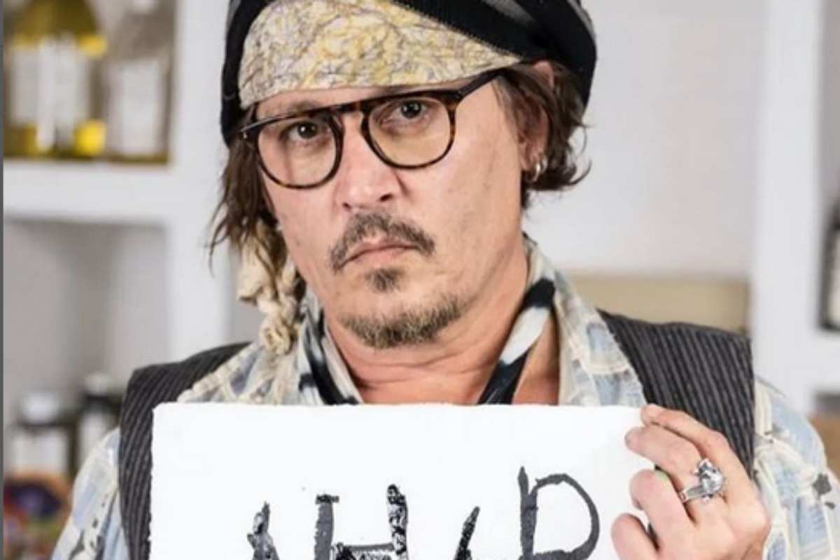 Johnny Depp olhar sério em seu estúdio