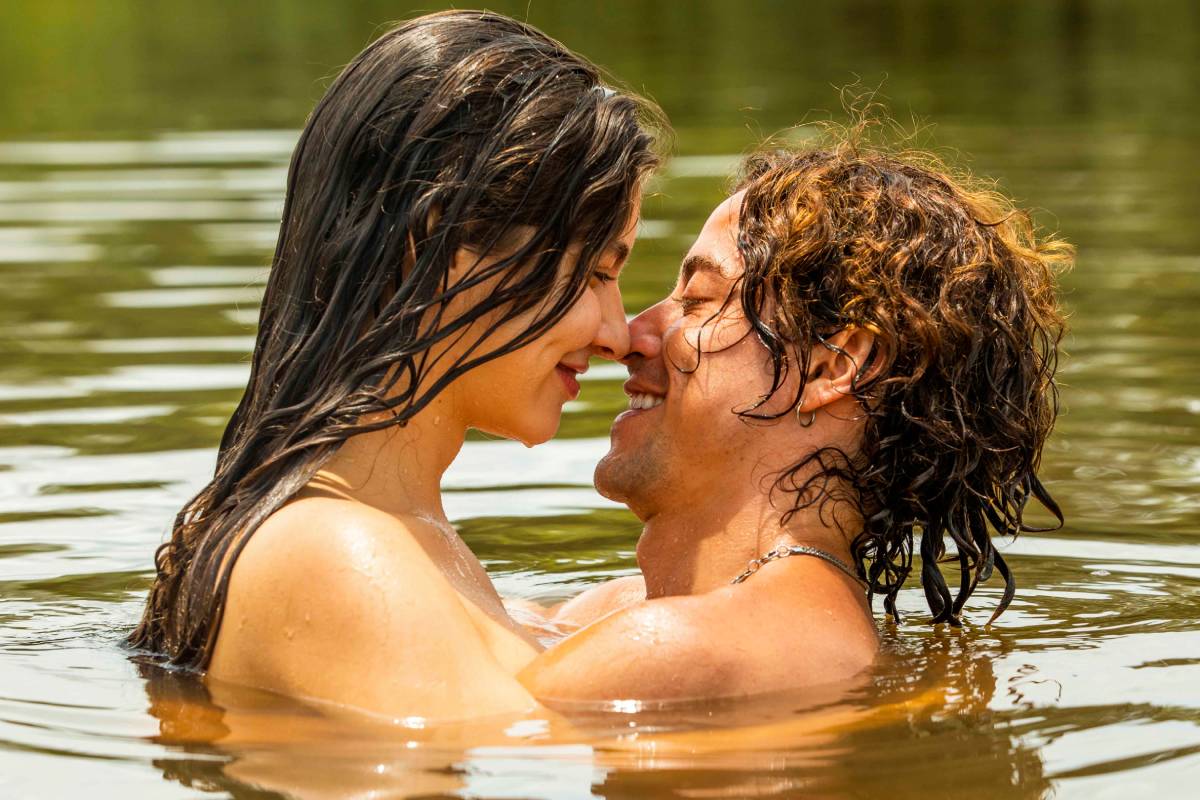 Juma (Alanis Guillen) e Jove (Jesuita Barbosa) namorando no rio em Pantanal