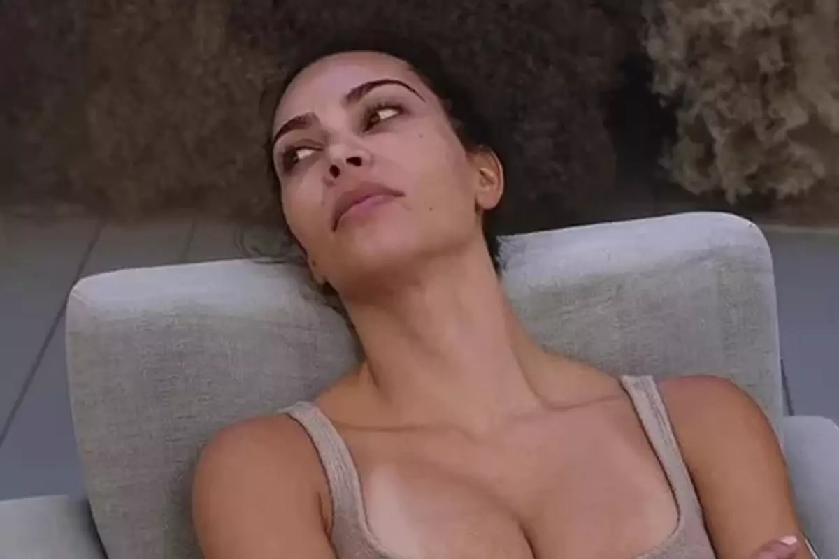 Kim Kardashian esbanja beleza natural ao surgir sem maquiagem