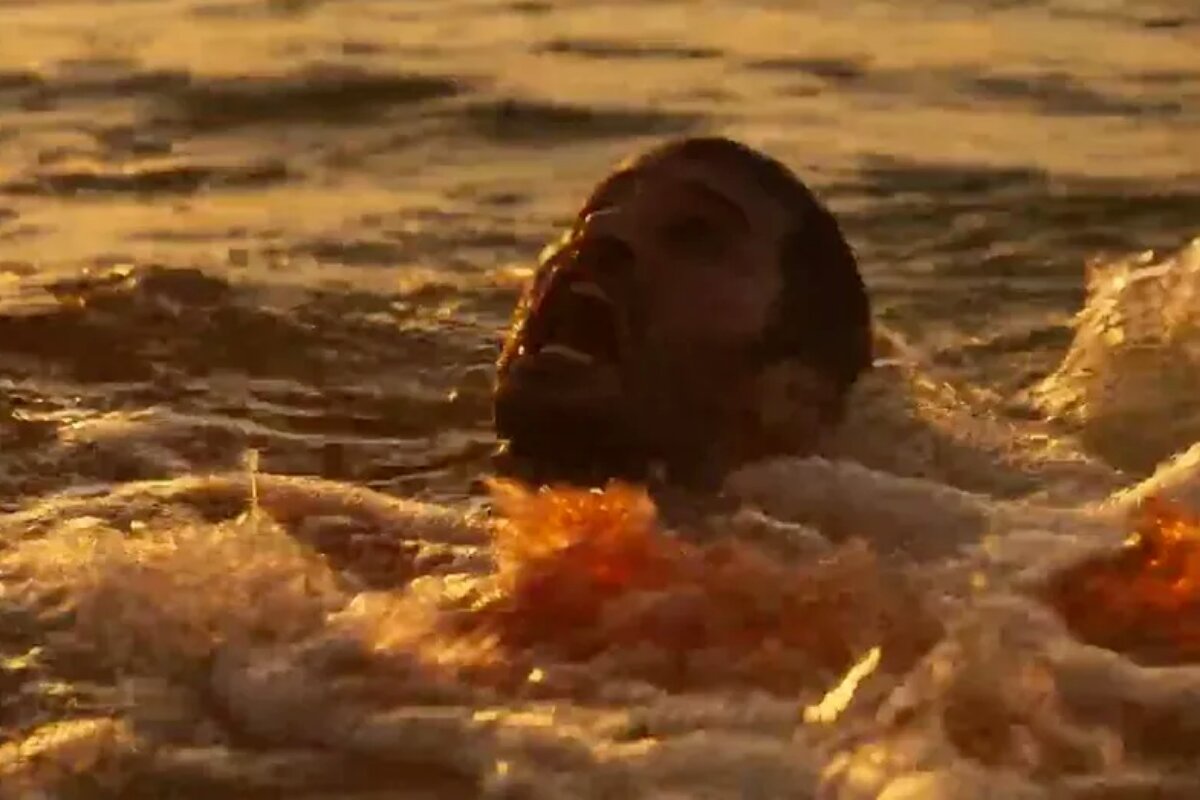 Levi morrendo no rio, devorado por piranhas, em 'Pantanal'