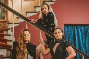 Maiara, Maraisa e Marilia MEndonça numa escada