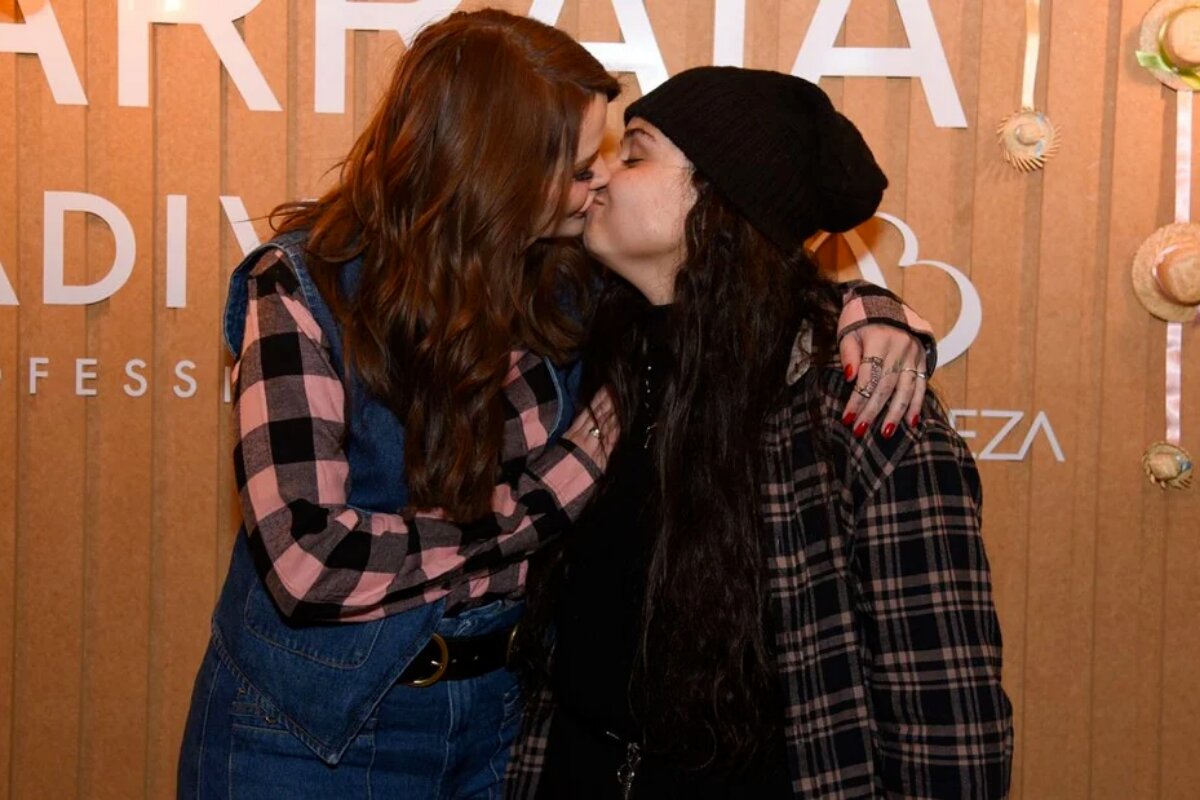 Marcela Mc Gowan e Luiza beijando, com look quadriculado
