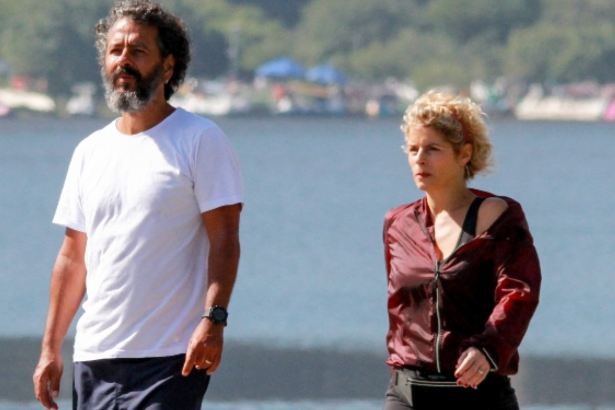 Marcos Palmeira caminha com a mulher na Lagoa Rodrigo de Freitas, no Rio