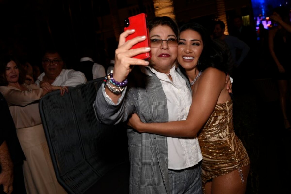 Roberta Miranda fazendo selfie abraçada a Simaria