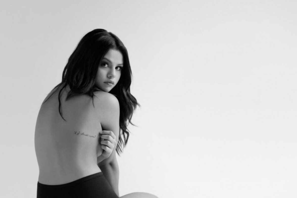 Selena Gomez de costas, imagem preto e branca, de topless