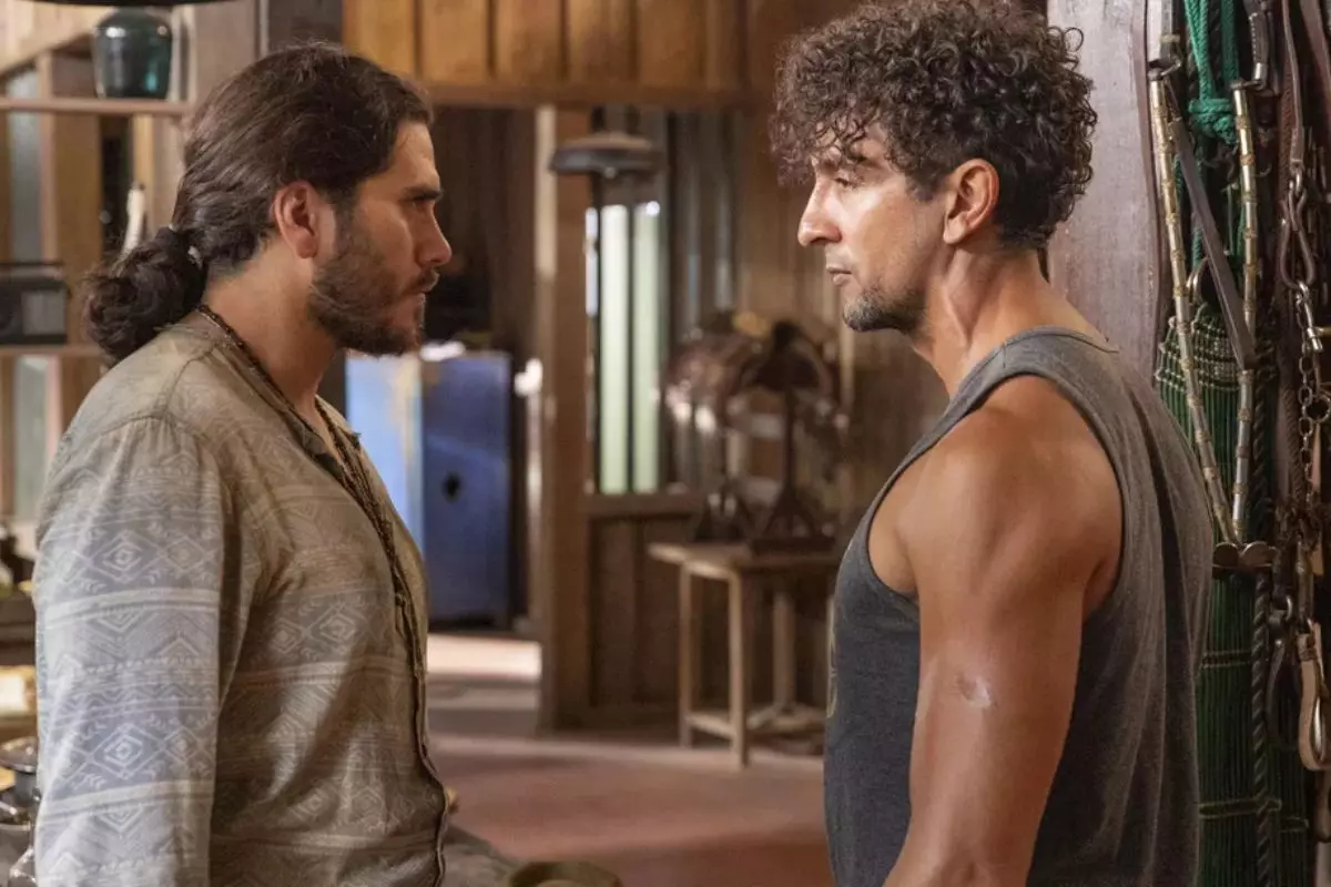 trindade (gabriel sater) e josé lucas (irandhir santos) se encarando em pantanal