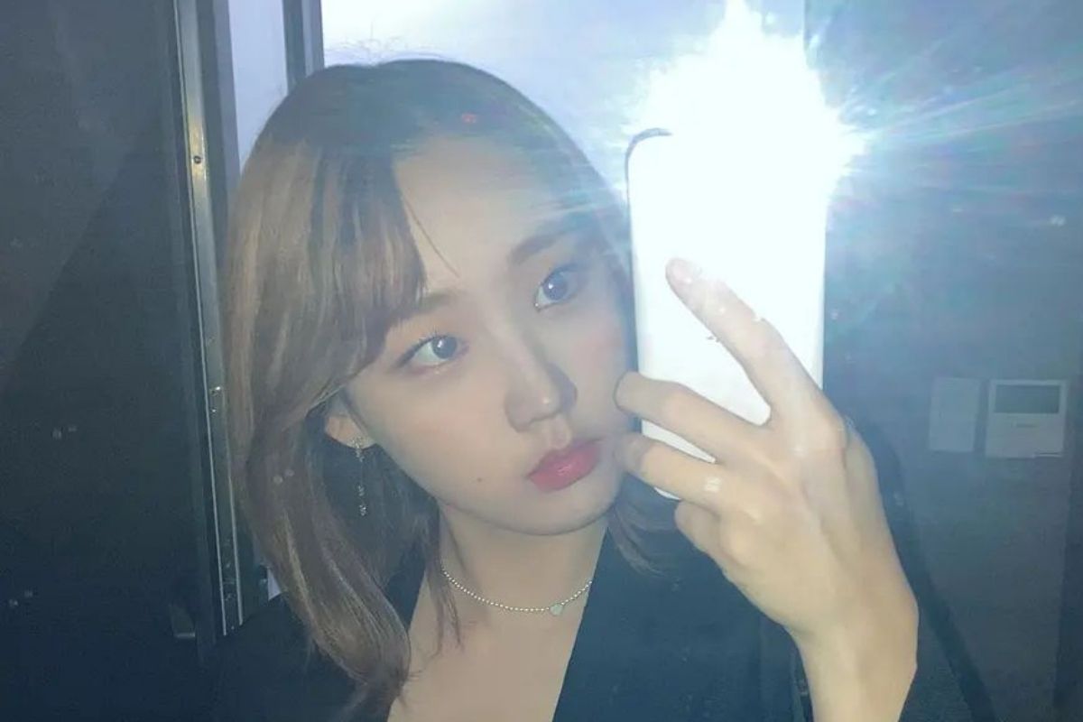 Jiyoon posando para foto no espelho