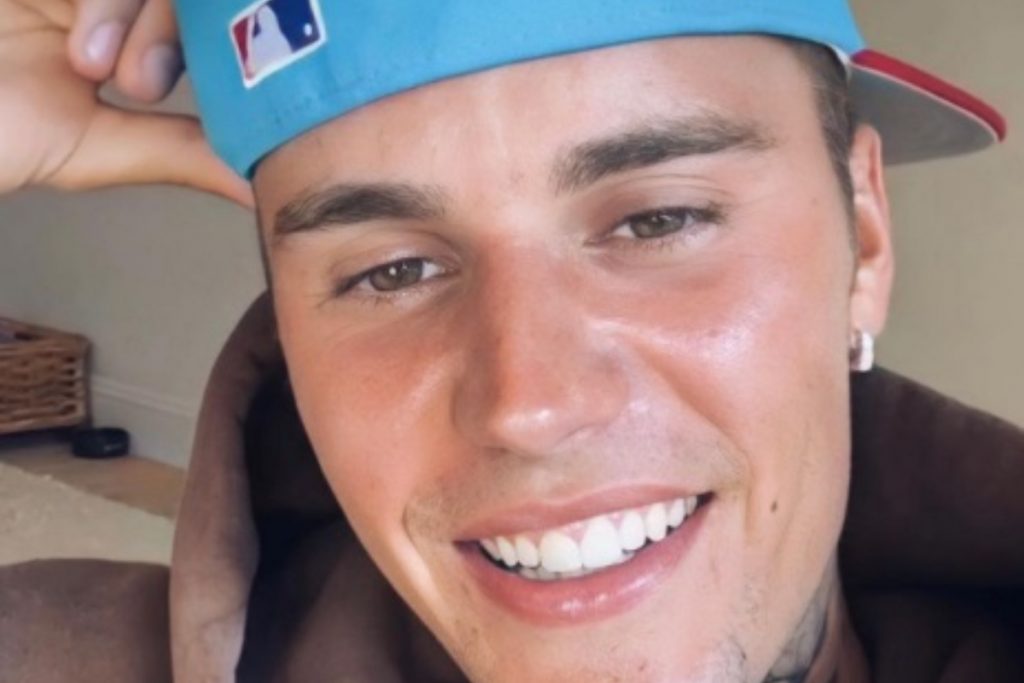 Justin Bieber anuncia volta aos palcos após paralisia facial