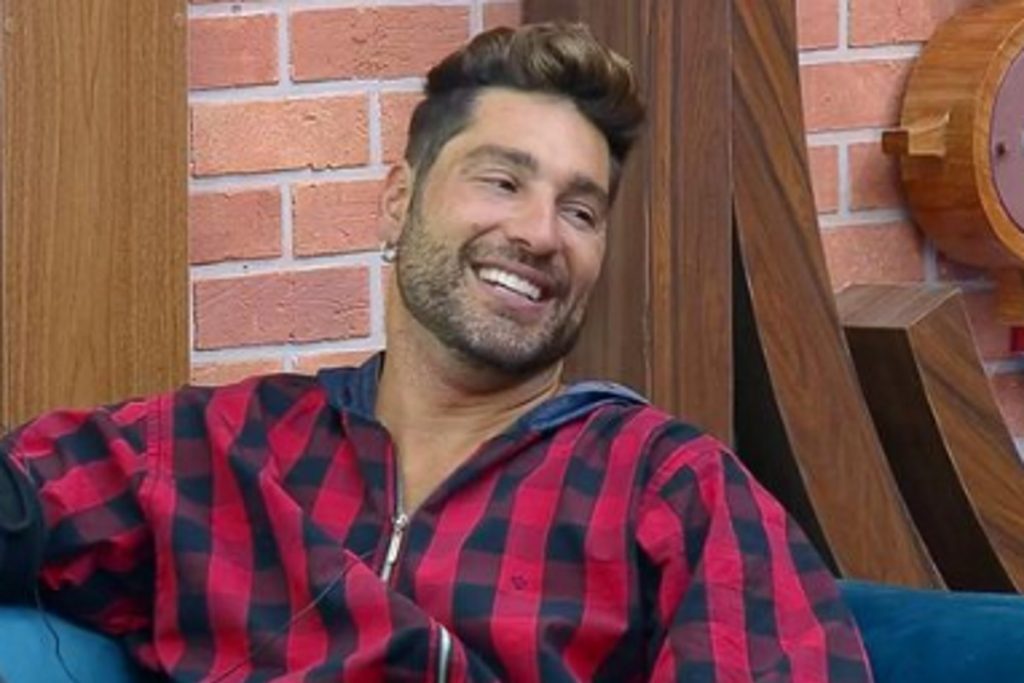 Victor Pecoraro admite que errou ao assumir romance ainda casado