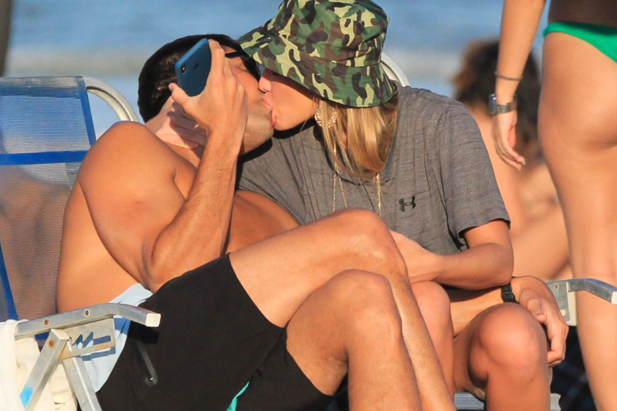 Ex-BBB Bárbara Heck troca beijos quentes com o namorado em praia do Rio