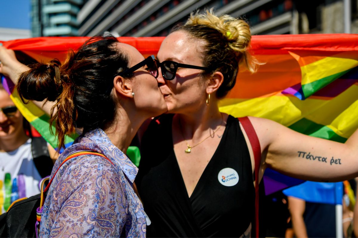 Mulheres se beijando em Parada LGBTQIA+