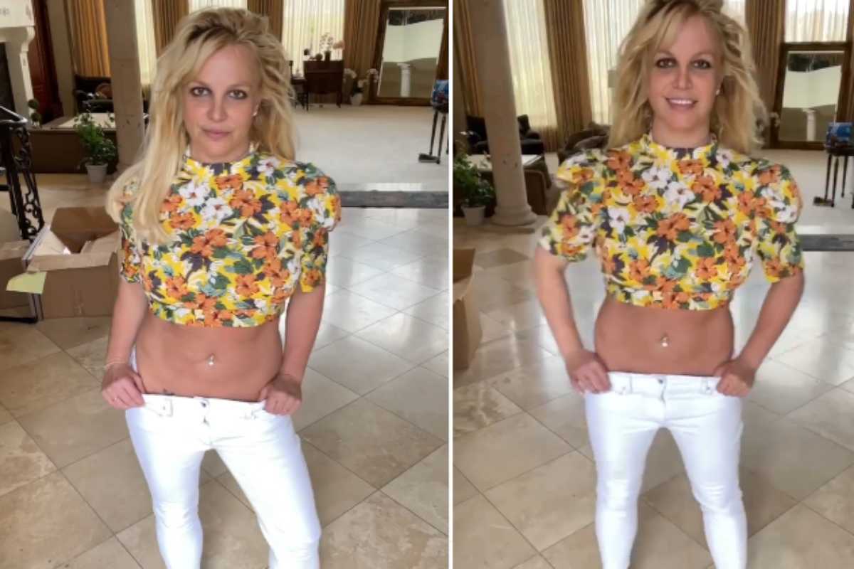 Britney Spears de calça branca e blusa florida