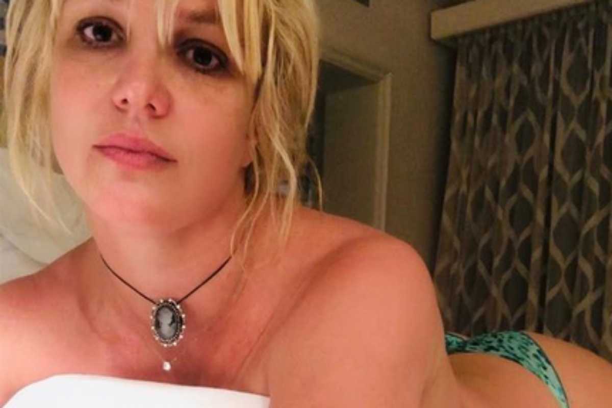 Britney Spears deitada na cama
