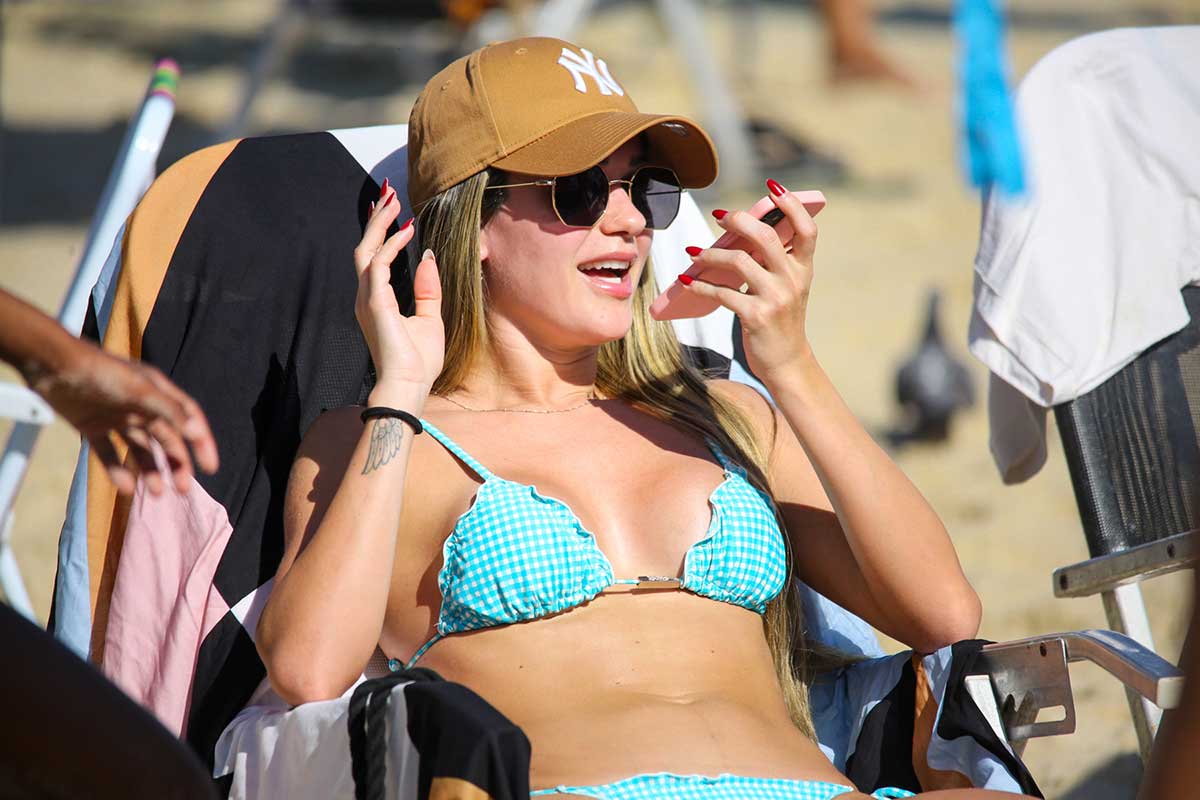 Carla Bruni toma sol, na praia