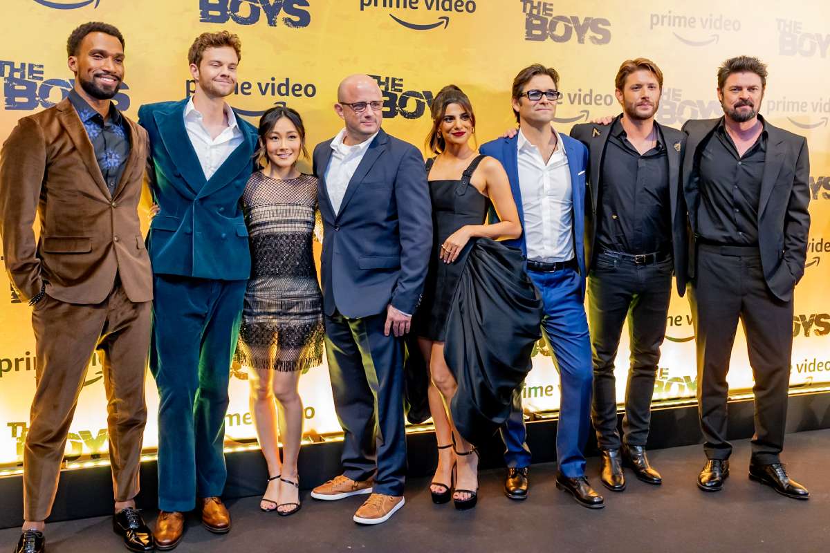elenco de the boys em tapete vermelho de evento fechado no brasil