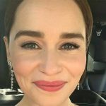 Selfie da atriz Emilia Clark, dentro do carro