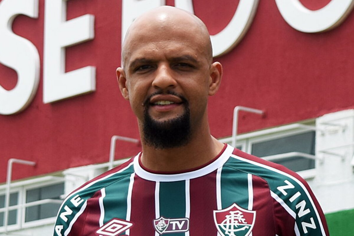 Jogador Felipe Melo cm a camisa do Fluminense