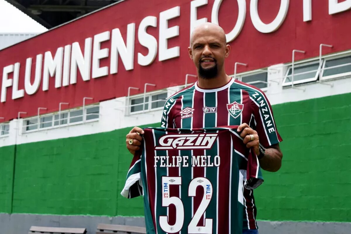 Felipe Melo exibindo a camisa do Fluminense