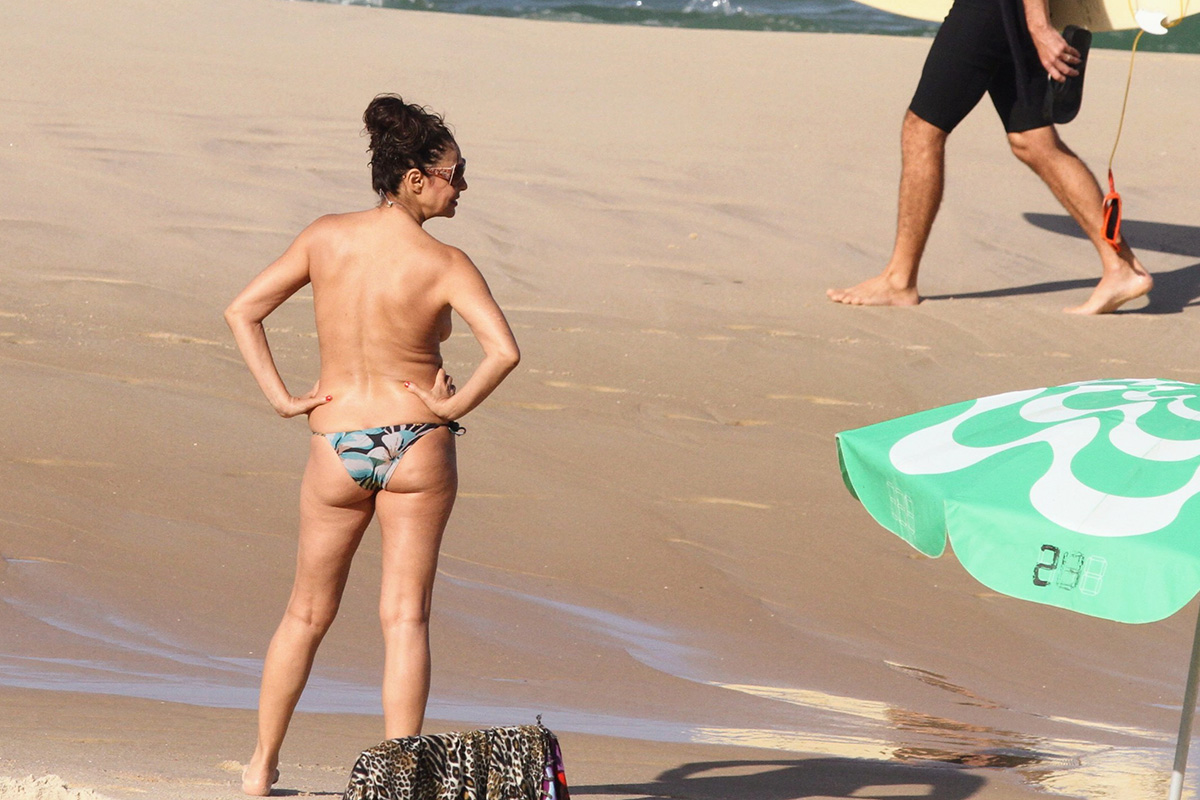 Giovanna Gold faz topless na praia