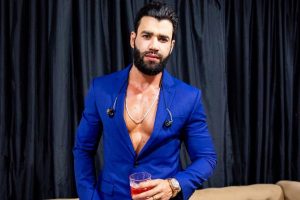 gusttavo lima posando com blazer azul no camarim