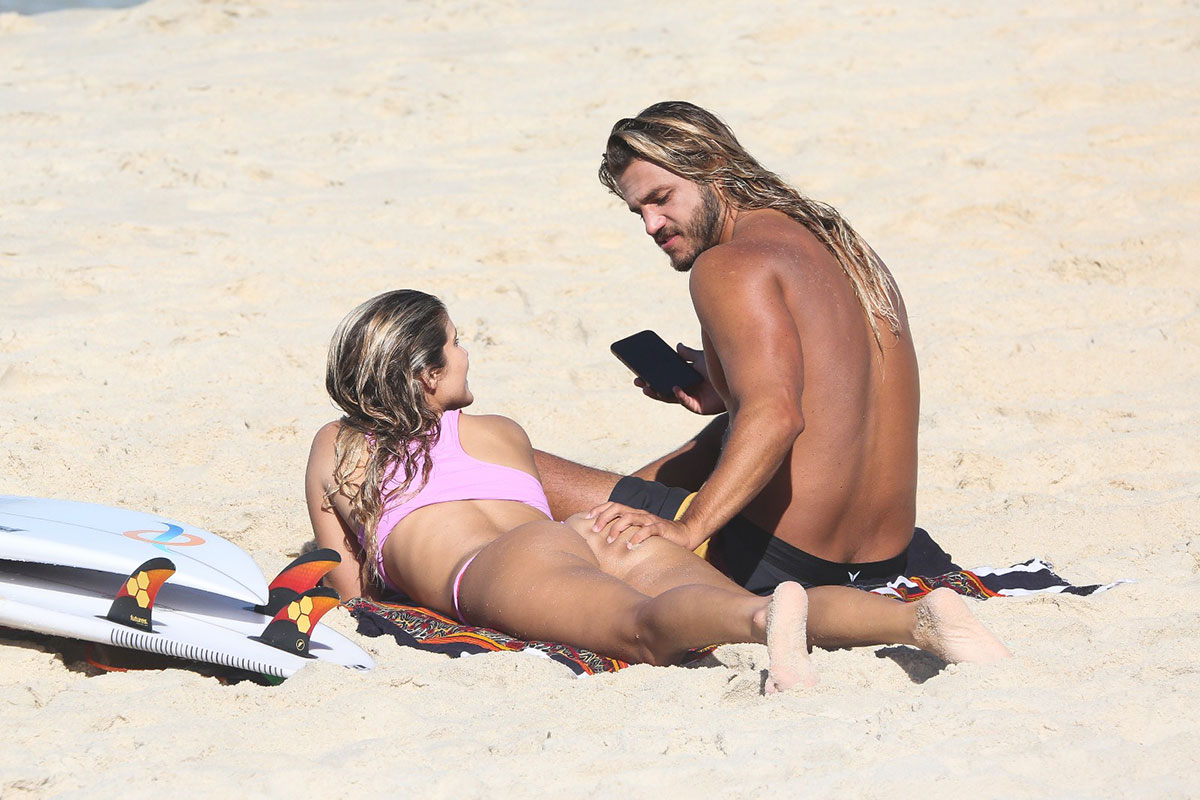 Isabella Santoni com o namorado Caio Vaz na praia