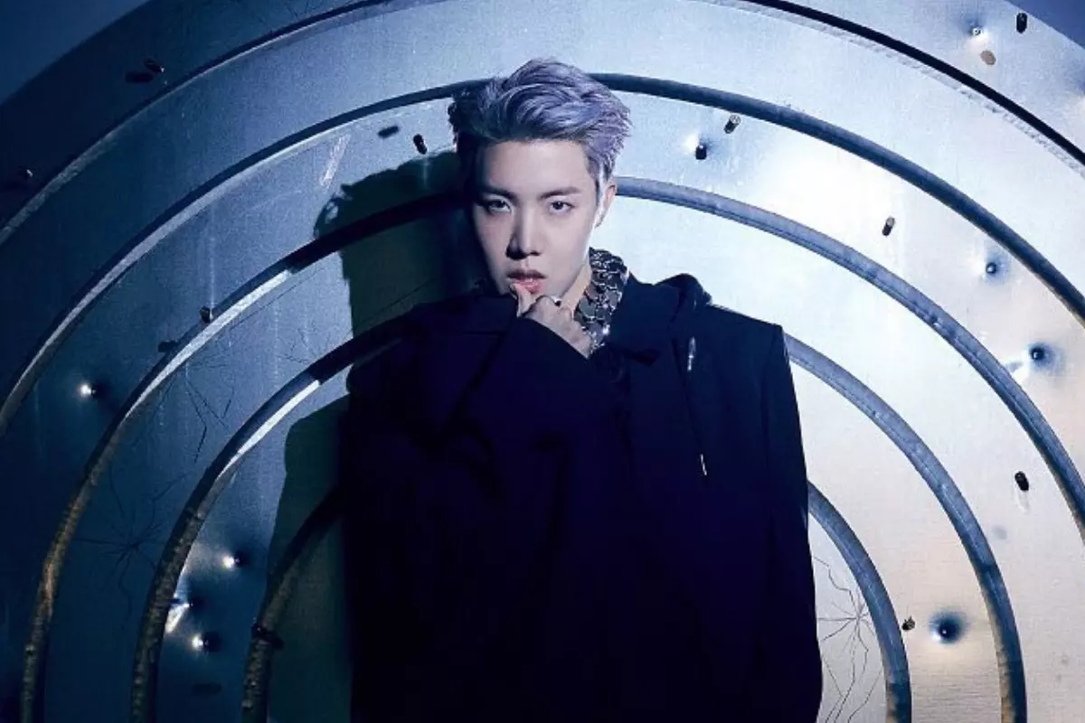 J-Hope, do BTS, posando para foto