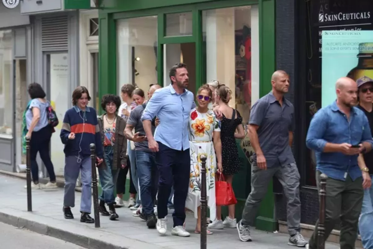 Ben Affleck e Jennifer Lopez com os filhos e os seguranças em Paris, na França