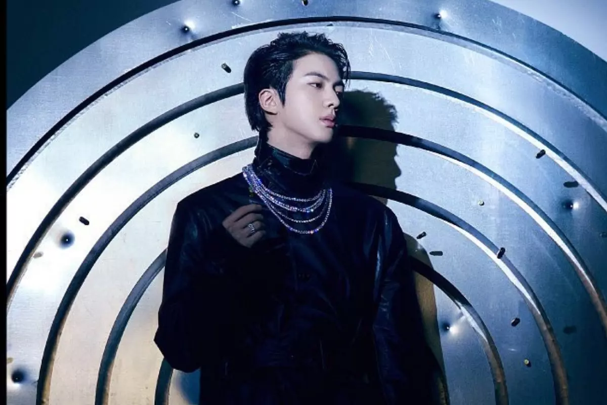 Jin, do BTS, posando para foto