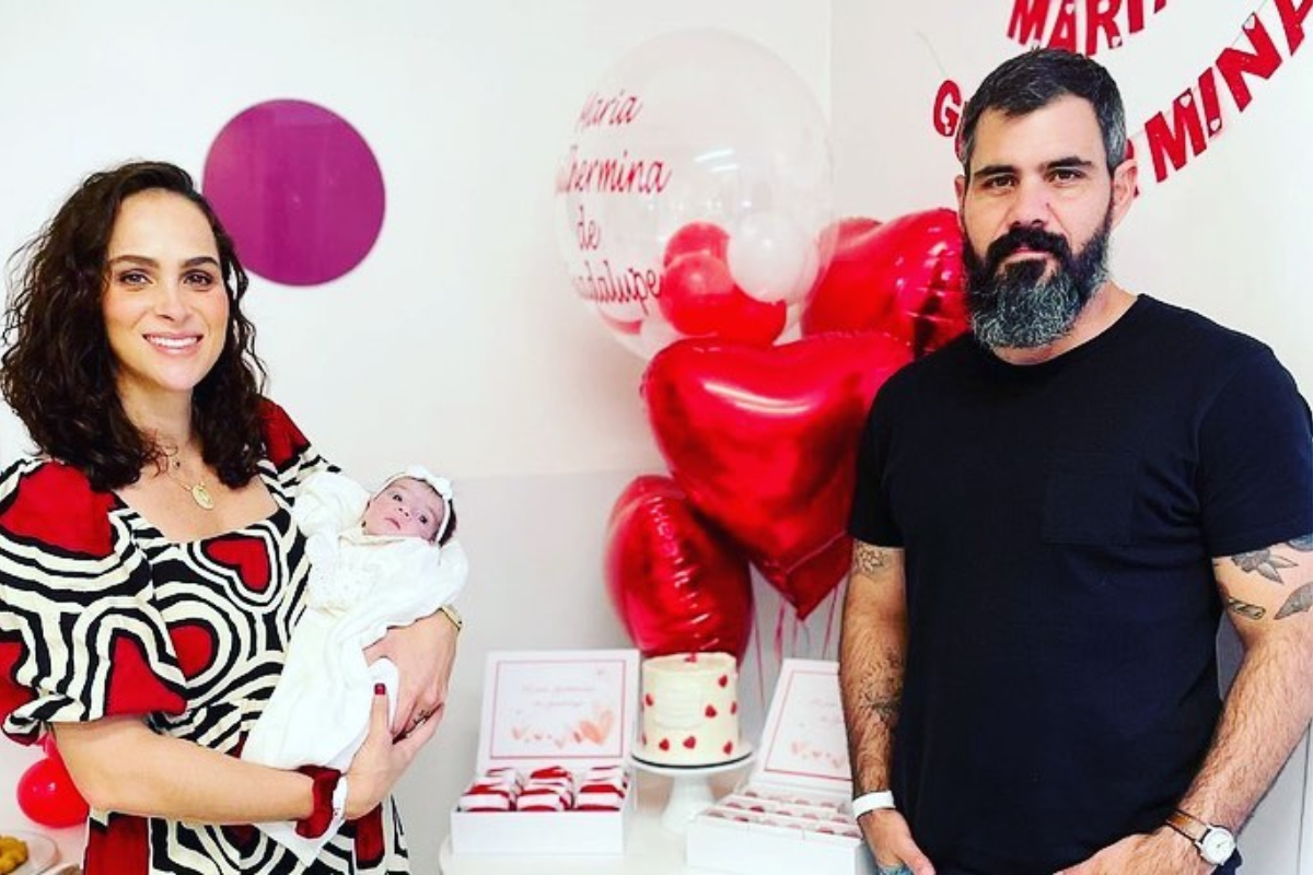 Juliano Cazarré celebra no hospital primeiro mês da filha recém operada