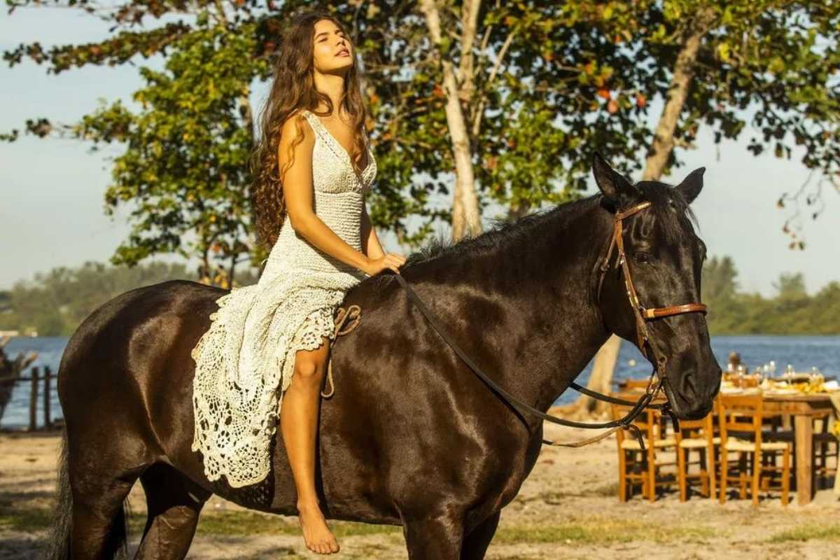 juma (alanis guillen) chegando a cavalo em seu casamento em pantanal